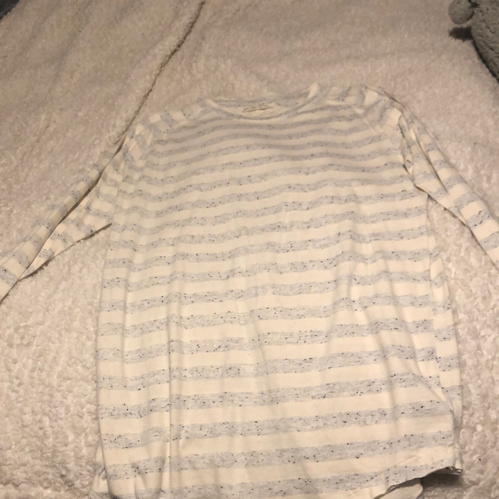 Free people long sleeve shirt! 70% Cotton, 23%Polyester. It’s a long shirt.